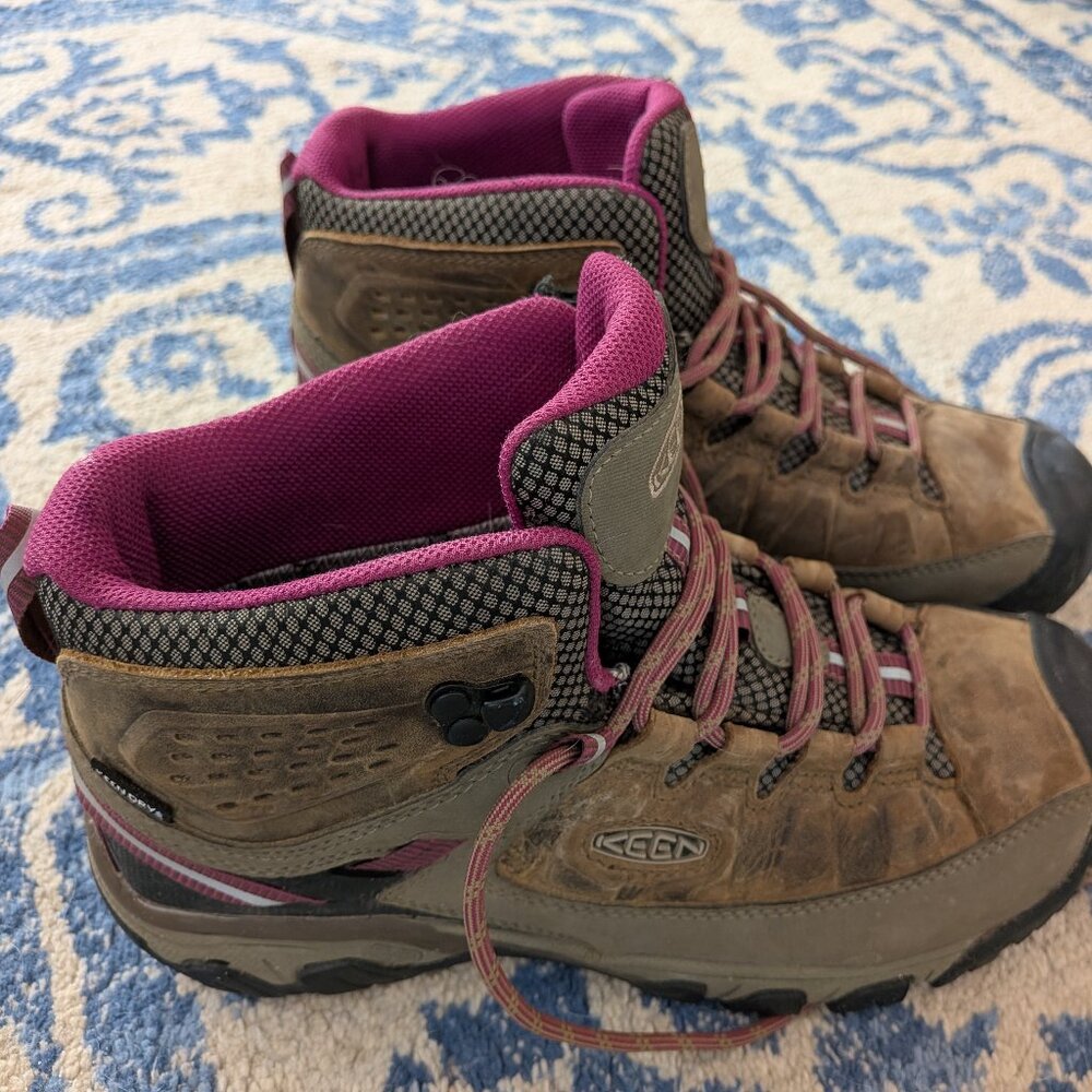 Keen Targhee Mid Waterproof Hiking Shoes Boots, Women's 9, Weiss Boysenberry
